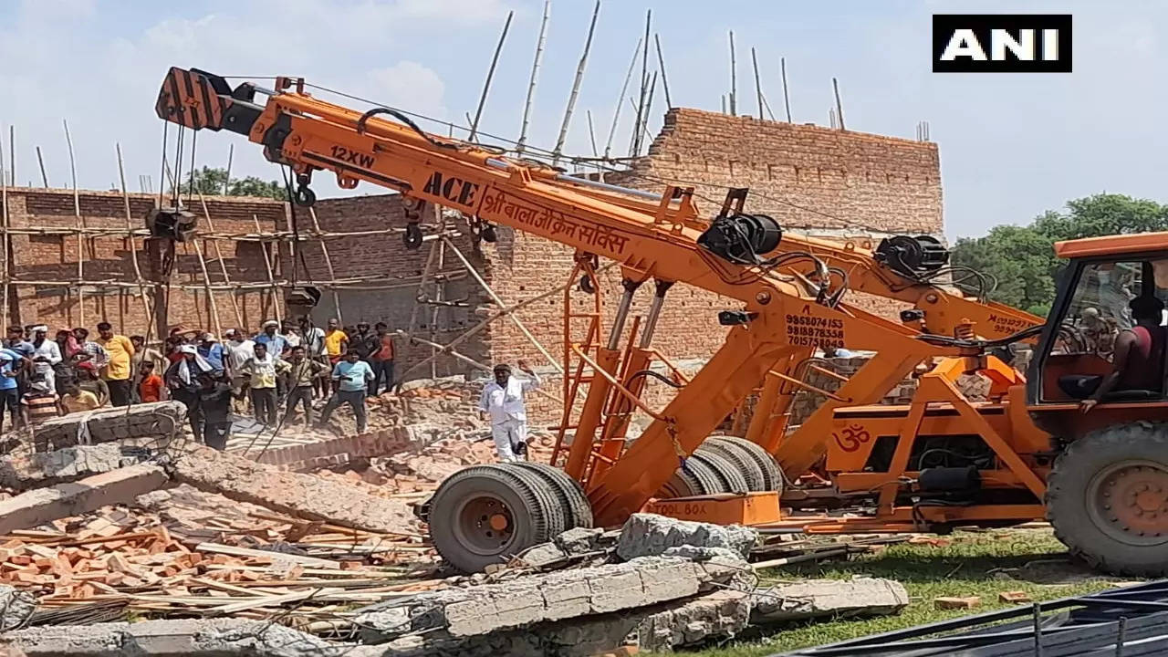 Five people have died and 9 others have been injured after a wall collapsed at a godown in Delhi's Alipur