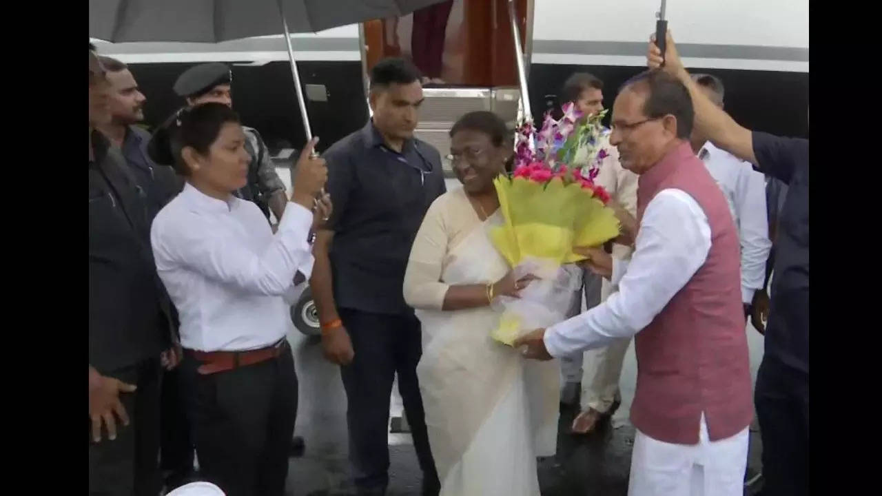 MP CM Shivraj Singh Chauhan welcomes NDA's presidential candidate Draupadi Murmu in Bhopal