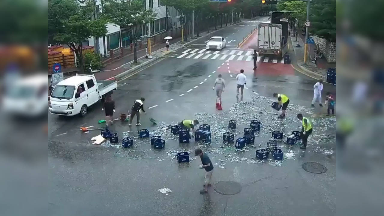 'Heroes' help clean up road after 2,000 bottles were spilled in Chuncheon, South Korea | Picture courtesy: Youtube/Cass