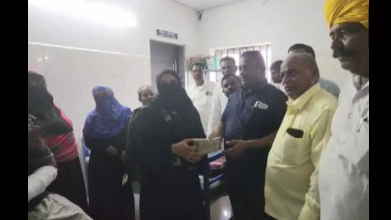 Kerur violence victim's wife accepts compensation money from Congress leader Siddaramaiah's supporters