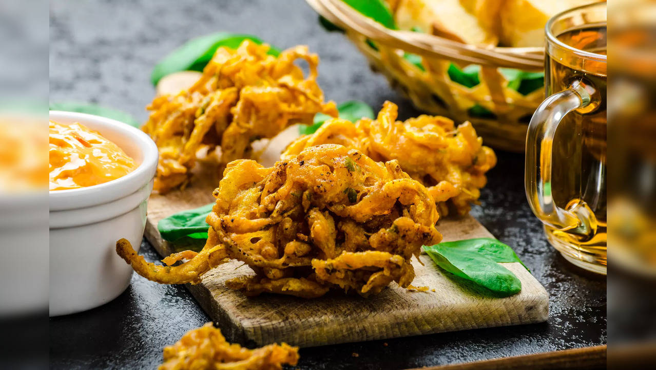 From onion to green chillies to potatoes, eggplant, cauliflower and even chicken and fish – pakoras can be made with almost anything and they all taste just as great.