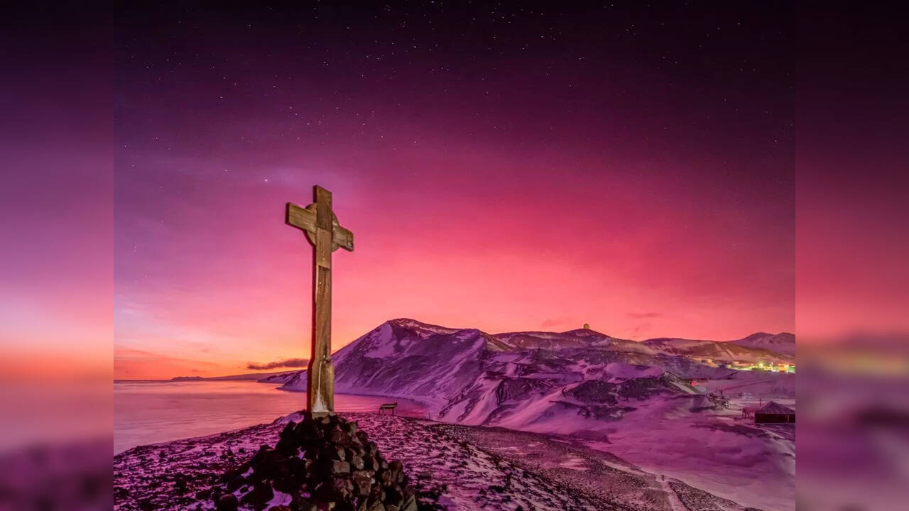 Antarctica sky dazzles in hues of purple and pink in the afterglow of the Tongan volcanic eruption | Picture courtesy: Jordy Hendrikx; Twitter/@AntarcticaNZ