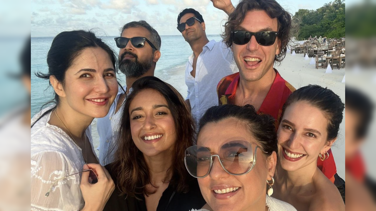 Ileana D'Cruz with Katrina and squad