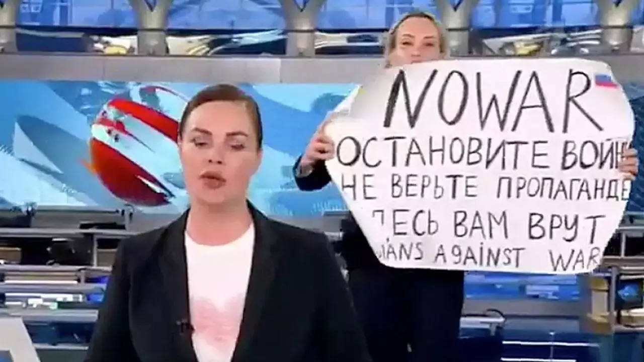 Marina Ovsyannikova russia protest news tv Twitter