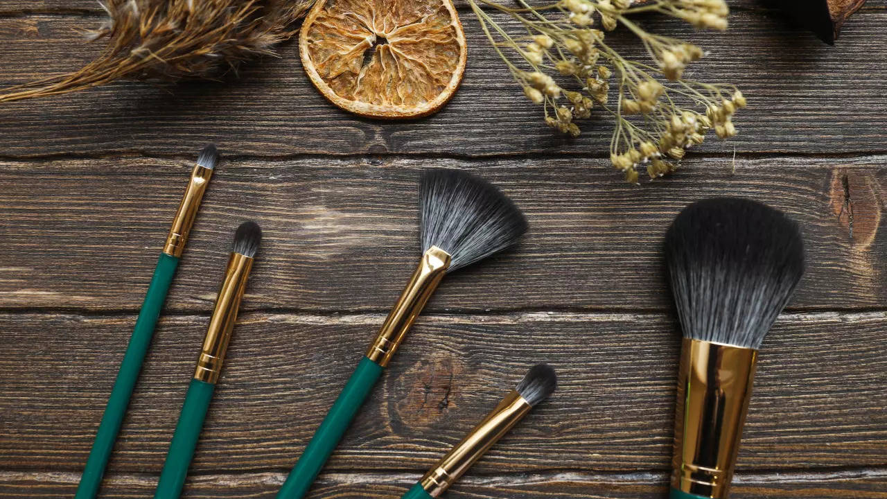 7 different ways from a lazy girl to clean her makeup brushes