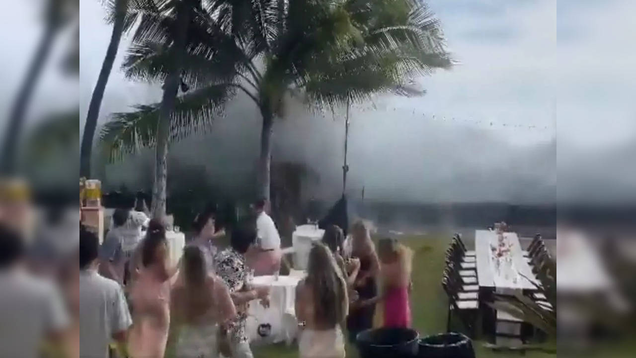 Giant waves crash wedding in Hawaii | Picture courtesy: Twitter