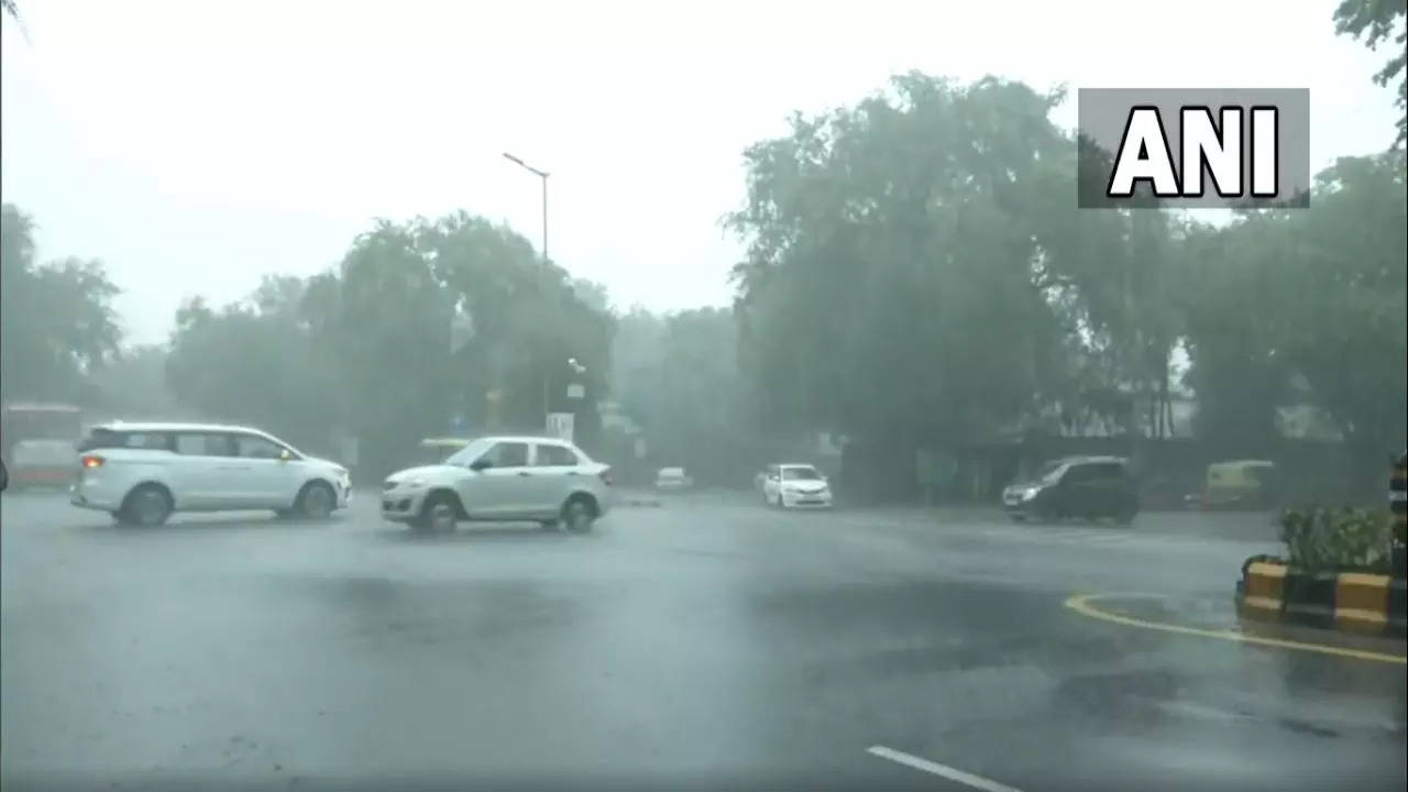 Heavy rain lashes parts of Delhi-NCR on Wednesday