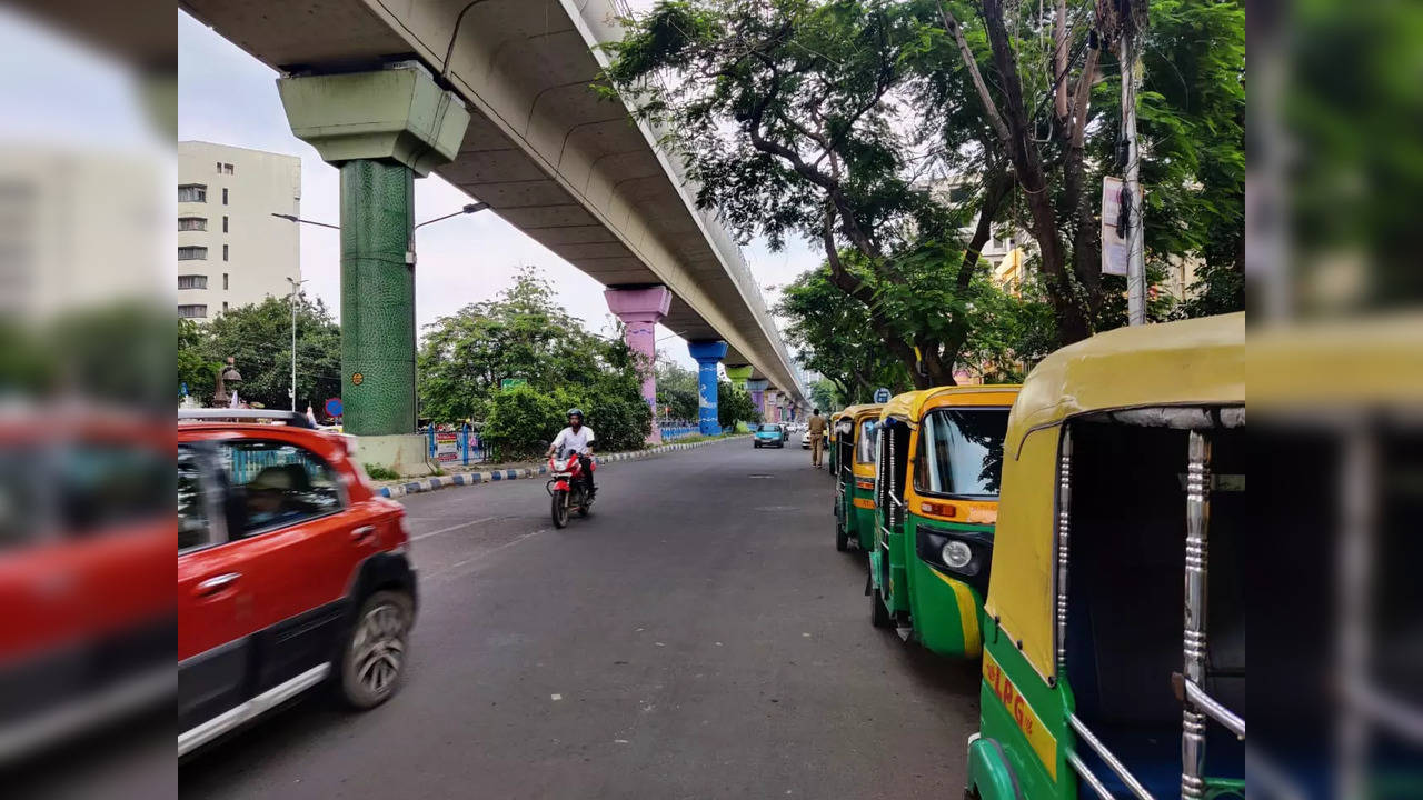 Autos on the Salt Lake sector V route