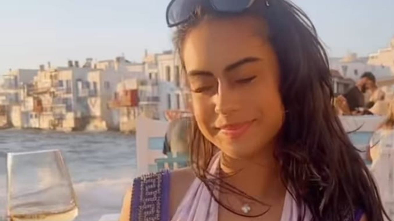 Nissa Divgen blendet in einem auffälligen Outfit, als sie für ein Foto von ihrem Urlaub in Griechenland posiert