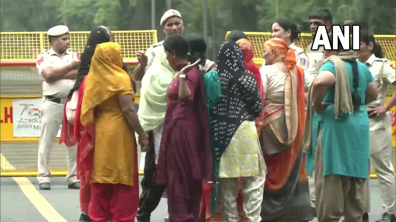 Delhi Police have set up barricades in the vicinity of AICC headquarters