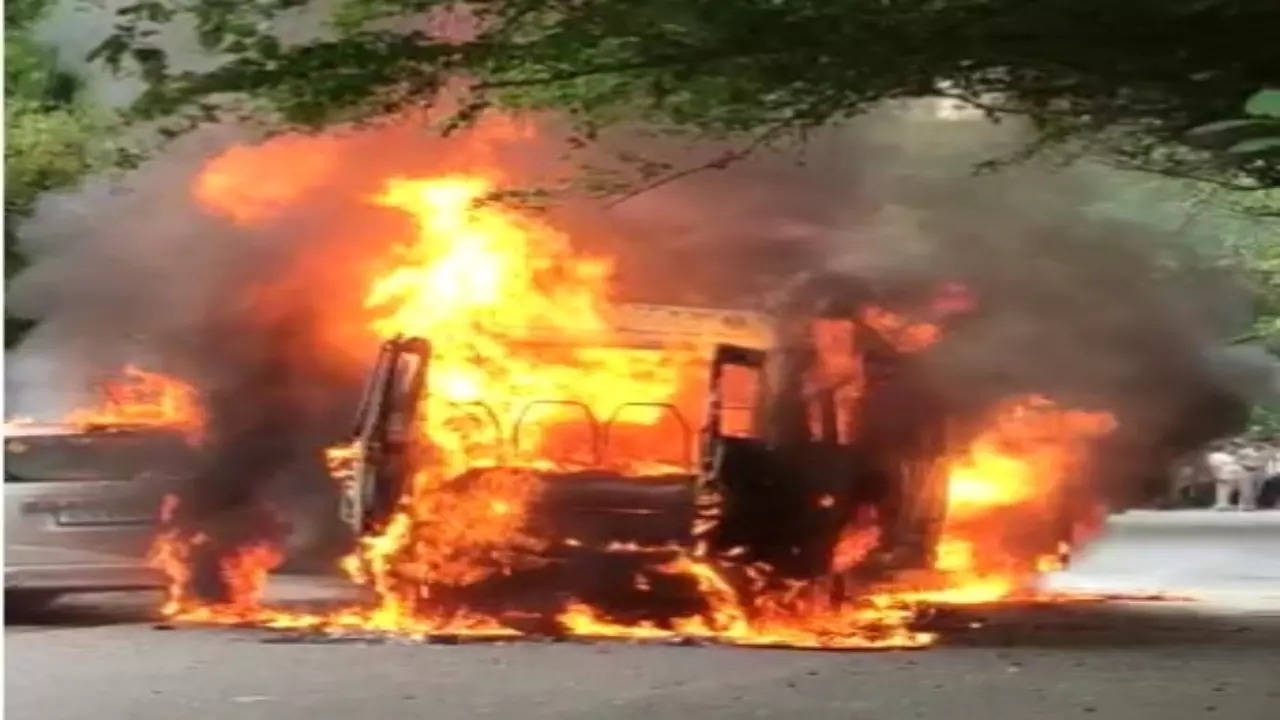 Delhi: Fire breaks out in a school bus in Rohini