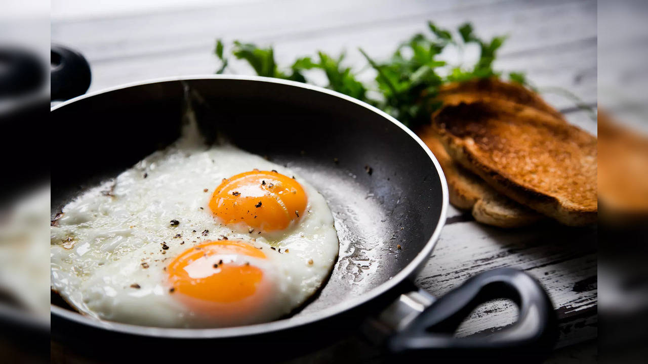 An advocate of the Mediterranean diet, Dr Mosley says that this routine offers one extremely delectable food that promotes weight loss and boosts energy levels right at the start of the day – it is eggs.