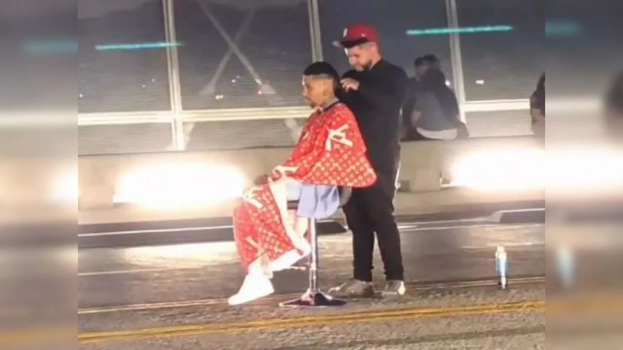 Barber cuts hair on the Sixth Street Bridge, Los Angeles