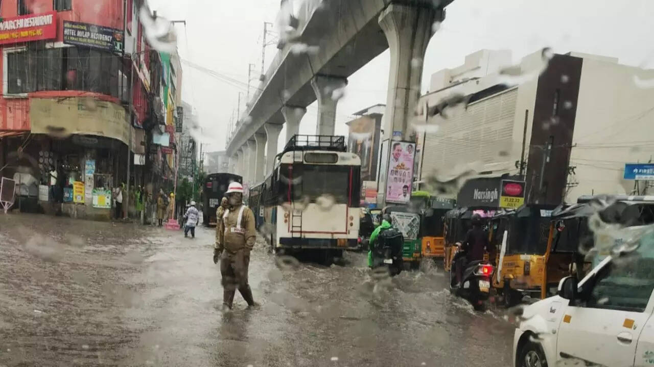 Hyderabad: Waterlogging in Ameerpet