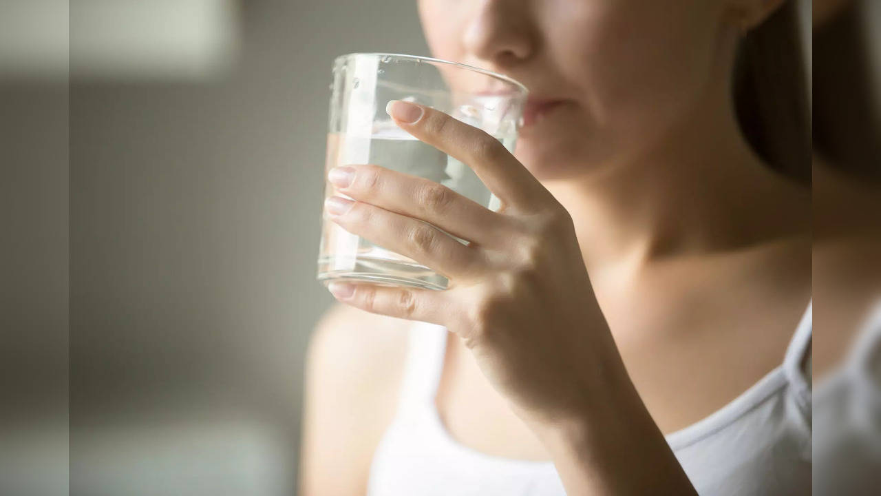 Experts say that the side effects of drinking too much water may begin in the kidneys – overhydration could be challenging for the bean-shaped organs as they may lose the ability to get rid of excess water.
