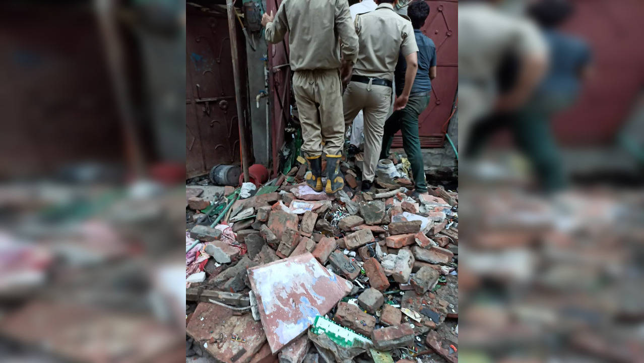 delhi house collapse