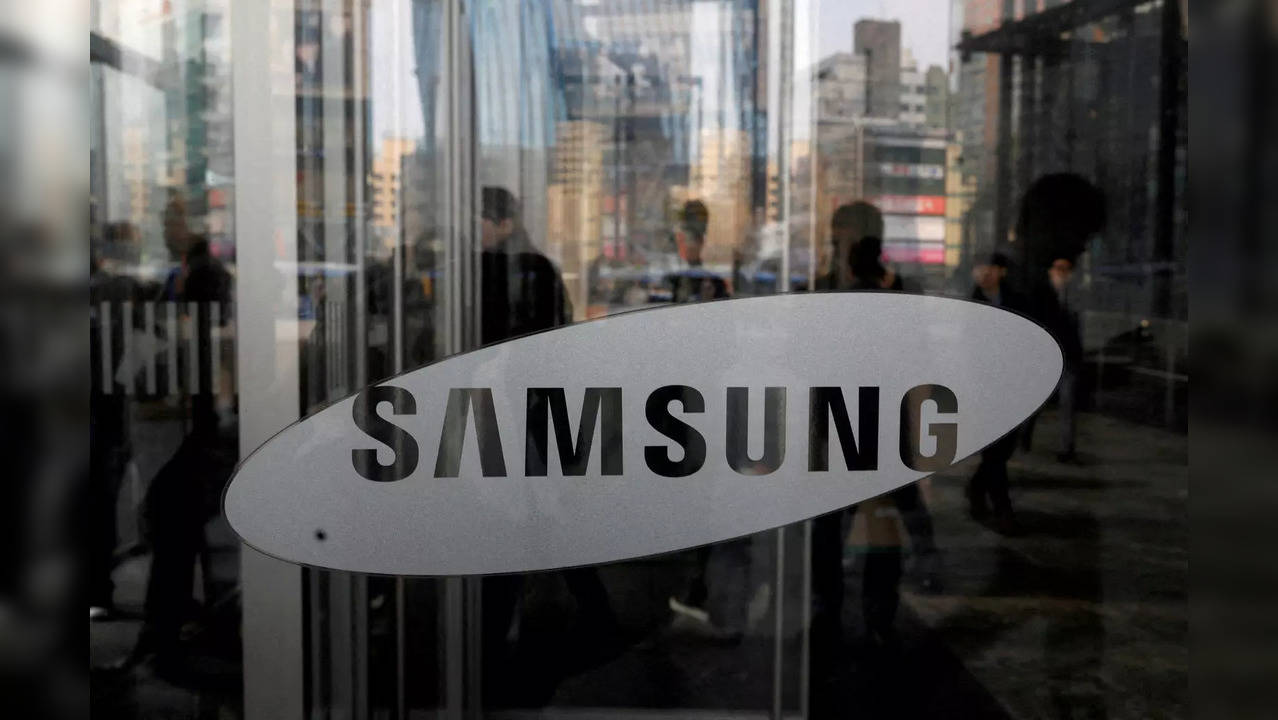 FILE PHOTO: The logo of Samsung Electronics is seen at its office building in Seoul
