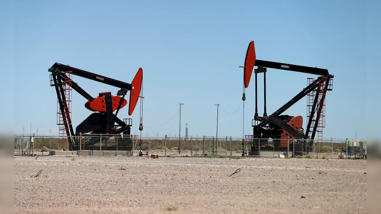 Oil extends losses on demand jitters; Fed hike looms