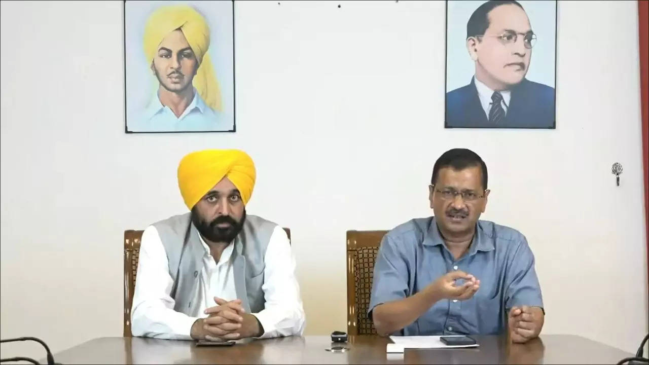 Delhi Chief Minister Arvind Kejriwal (right) and Punjab CM Bhagwant Mann