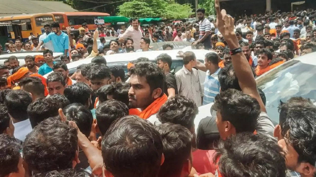 Protestors block road over alleged murder of Praveen Nettaru