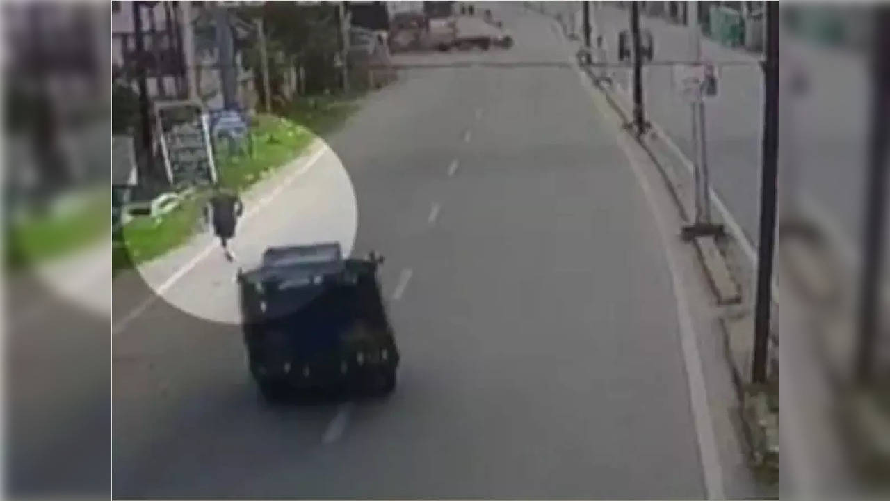 The entire incident was captured in a CCTV installed nearby.