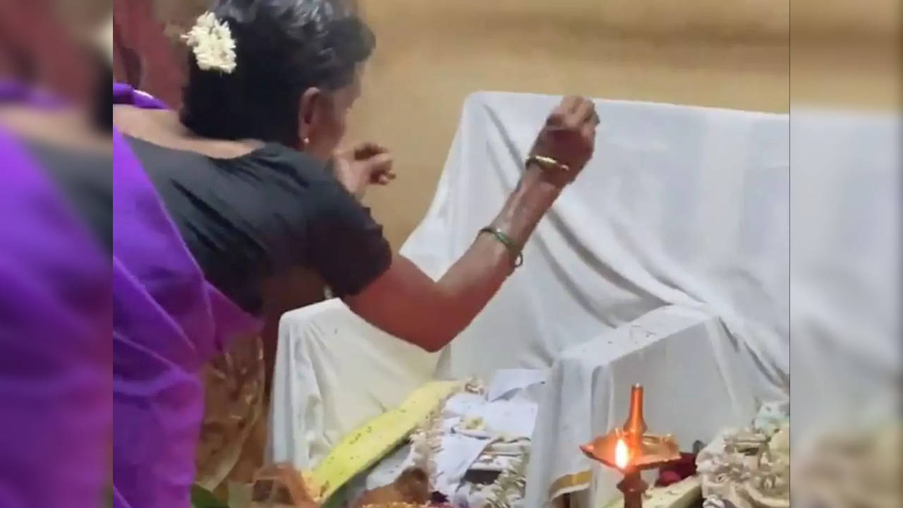 A woman blesses a newly-wed infant couple in Dakshina Kannada district of Karnataka | Picture courtesy: Twitter/@anny_arun