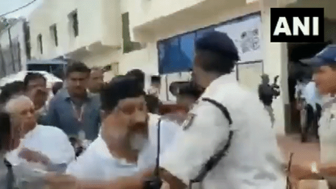 Digvijaya Singh scuffle with MP Police