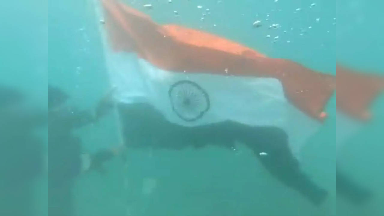 Indian Coast Guard 'hoists' the national flag underwater as part of the 'Har Ghar Tiranga' campagin | Picture courtesy: Twitter/@indiancoastguard