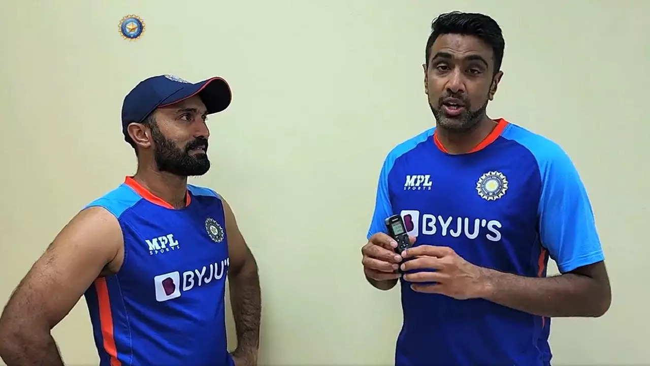 R Ashwin Dinesh Karthik