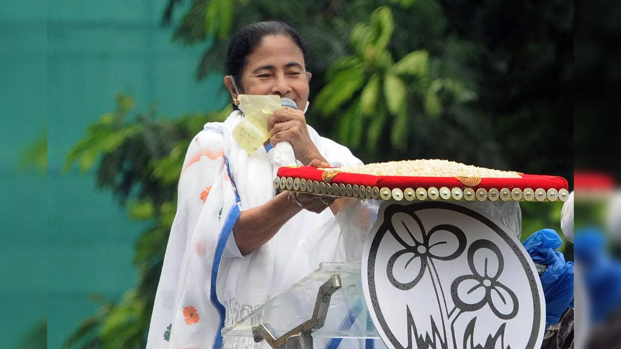 Kolkata: West Bengal CM and TMC supremo Mamata Banerjee carrying puffed rice on a plate addresses supporters and workers during Martyr's Day rally organized by the party, in Kolkata on Thursday, July 21, 2022. (Photo: Kuntal Chakrabarty/IANS)