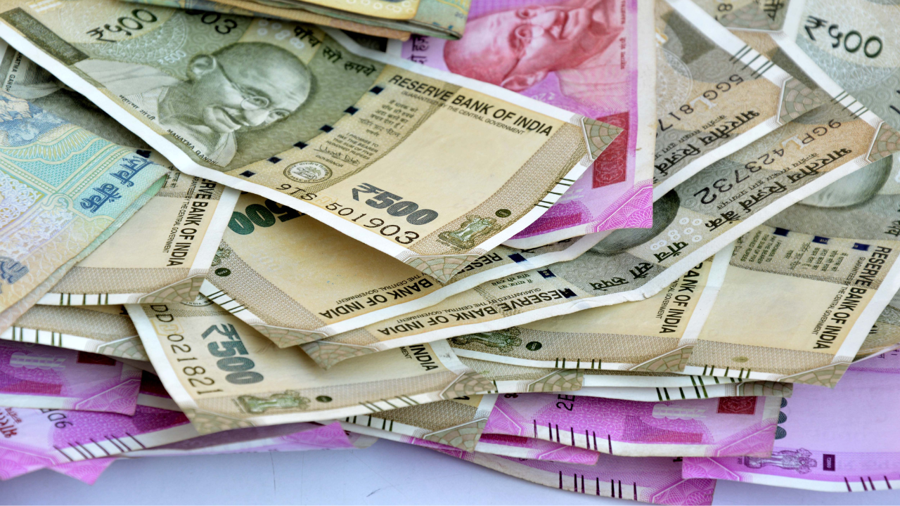 UP labourer goes to withdraw Rs 100, finds Rs 2,700 crore in bank account