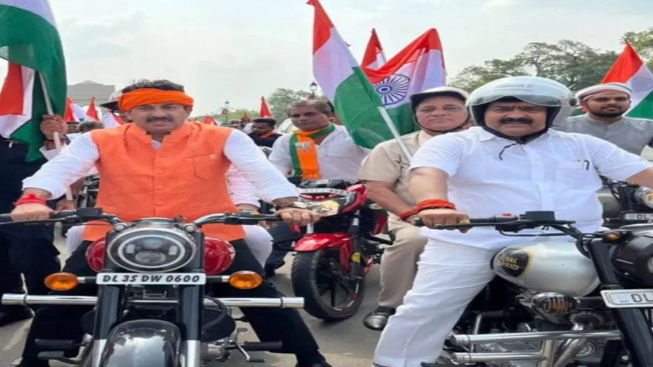 Manoj tiwari aplogises for not wearing helmet during Tiranaga bike rally