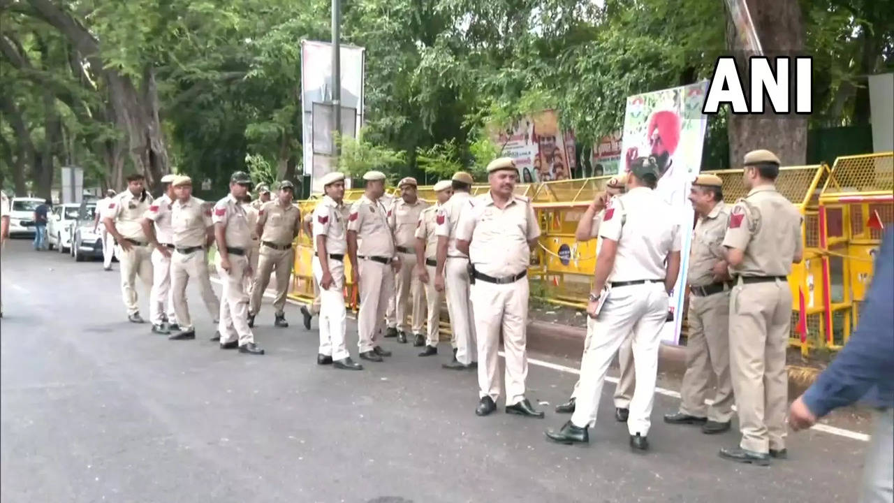 Additional police force deployed outside the AICC headquarters in Delhi