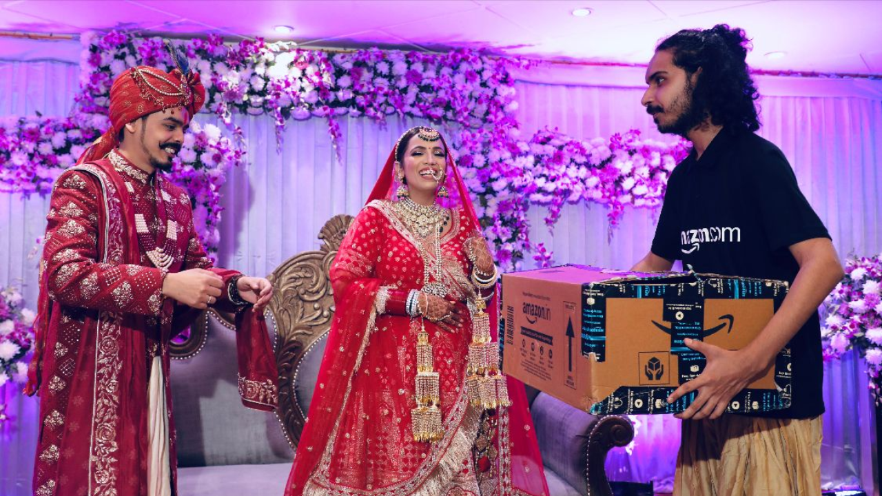 Groom pretends varmalas got lost, tells bride he had to order them from Amazon