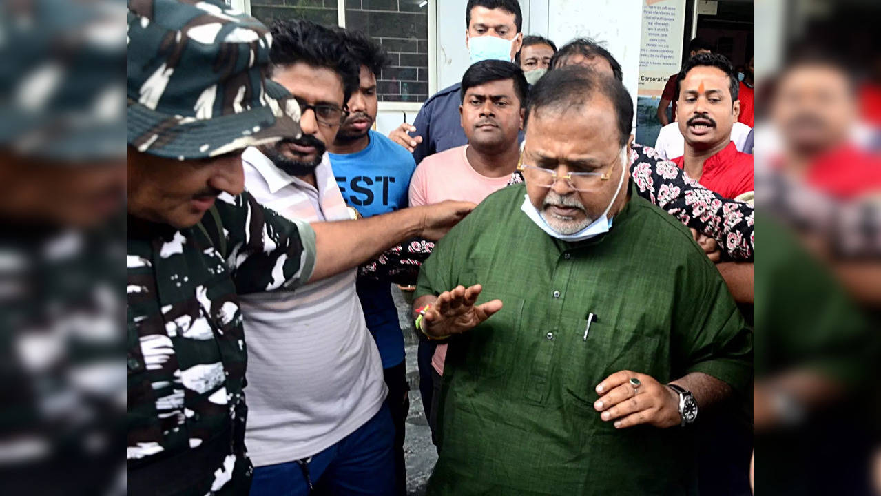 Kolkata: Enforcement Directorate officials bring Partha Chatterjee for medical checkup at Joka ESI Hospital before appearing at Court in connection with its investigation into the teacher recruitment scam, in Kolkata on Saturday, July 23, 2022. (Photo:Kuntal Chakrabarty/IANS)