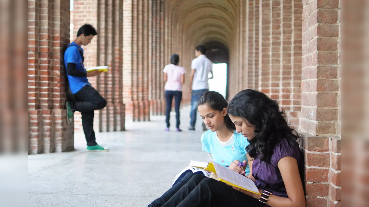 UGC directs Universities to refund full fee for the canceled admissions till October 31