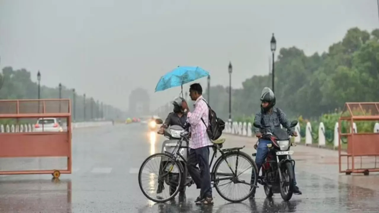 Moderate intensity rain lashes parts of Delhi and Noida