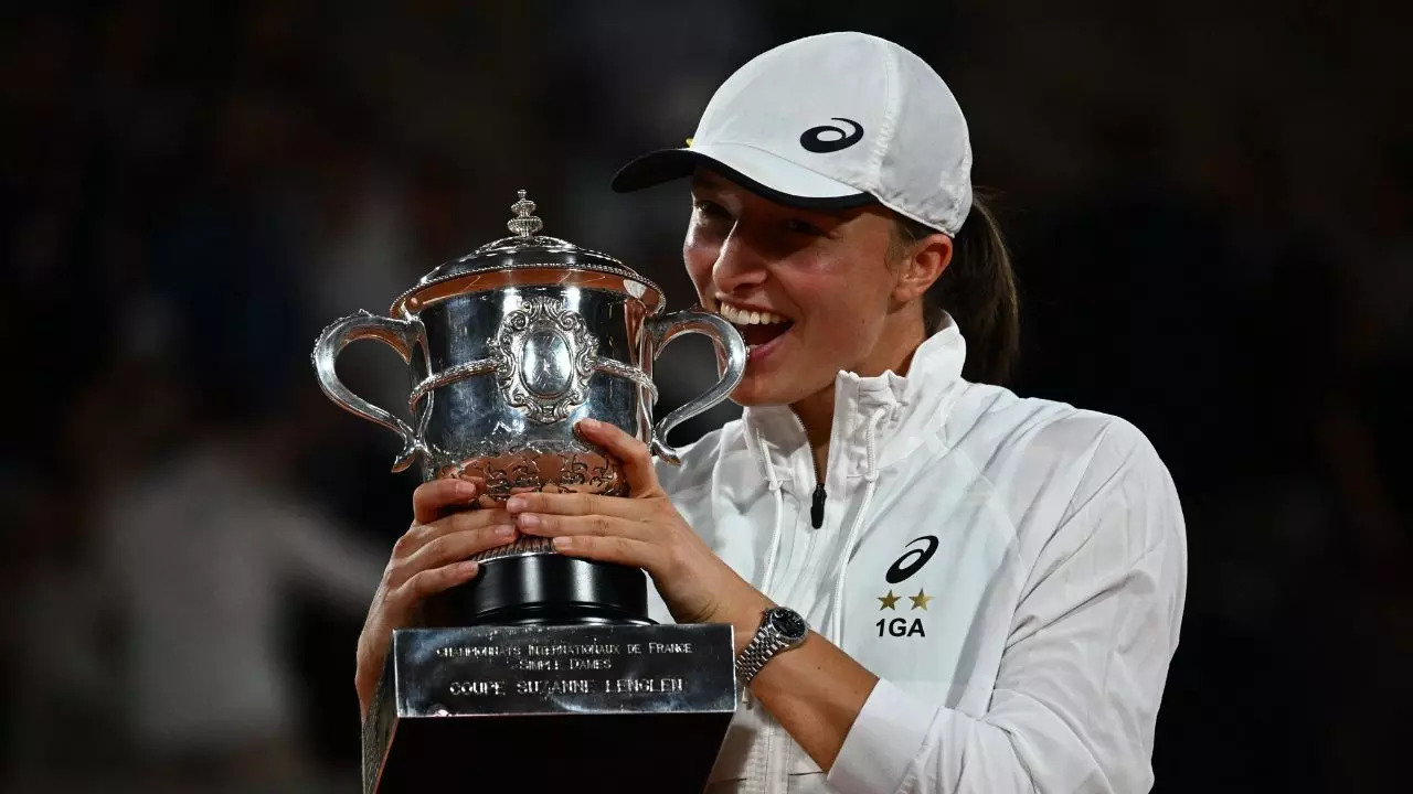 swiatek RG trophy 2022 WTA