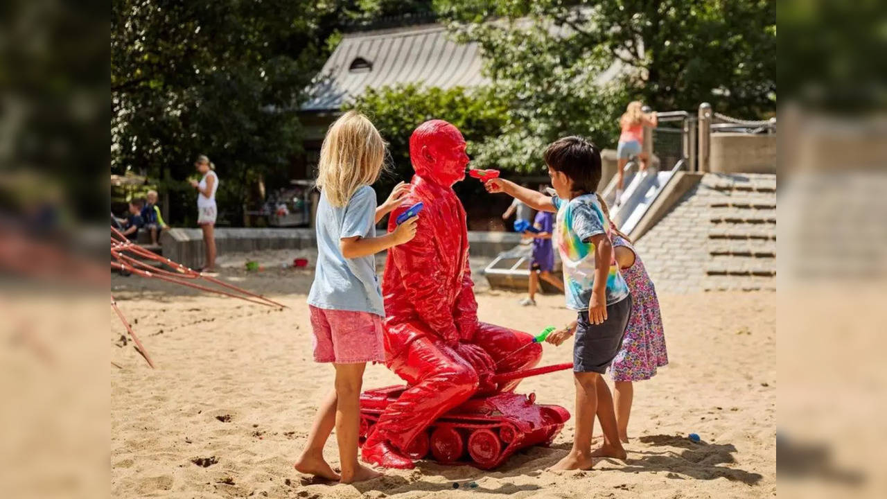 ​Children use toy guns to spray water at Vladimir Putin's statue installed in Central Park, New York | Picture courtesy: Instagram/@jamescolomina​