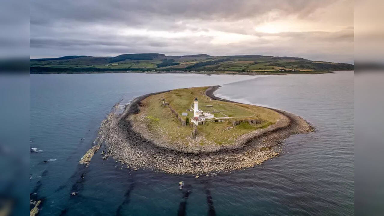 Tiny uninhabited Scottish island with lighthouse, 5bedroom home on