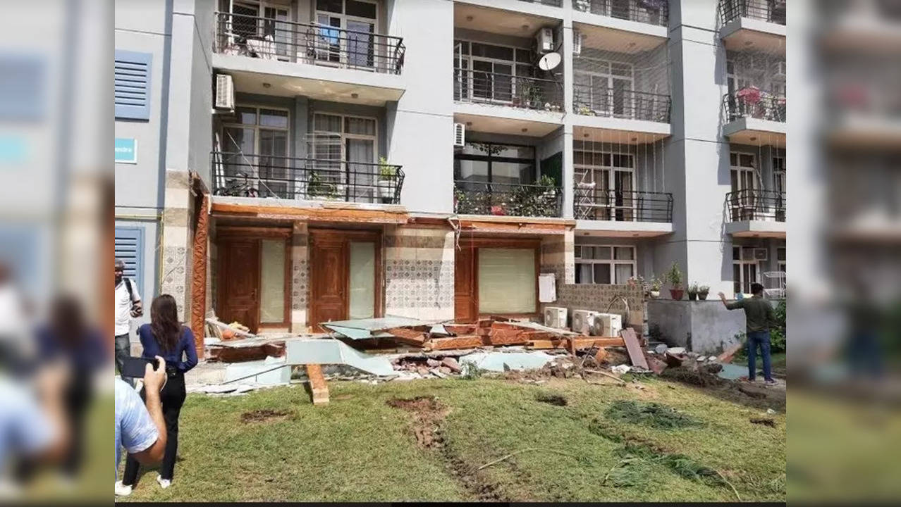 In the Noida Society case, the illegally constructed wall and balcony of Shrikant Tyagi have been broken by the bulldozer of the Noida Authority.