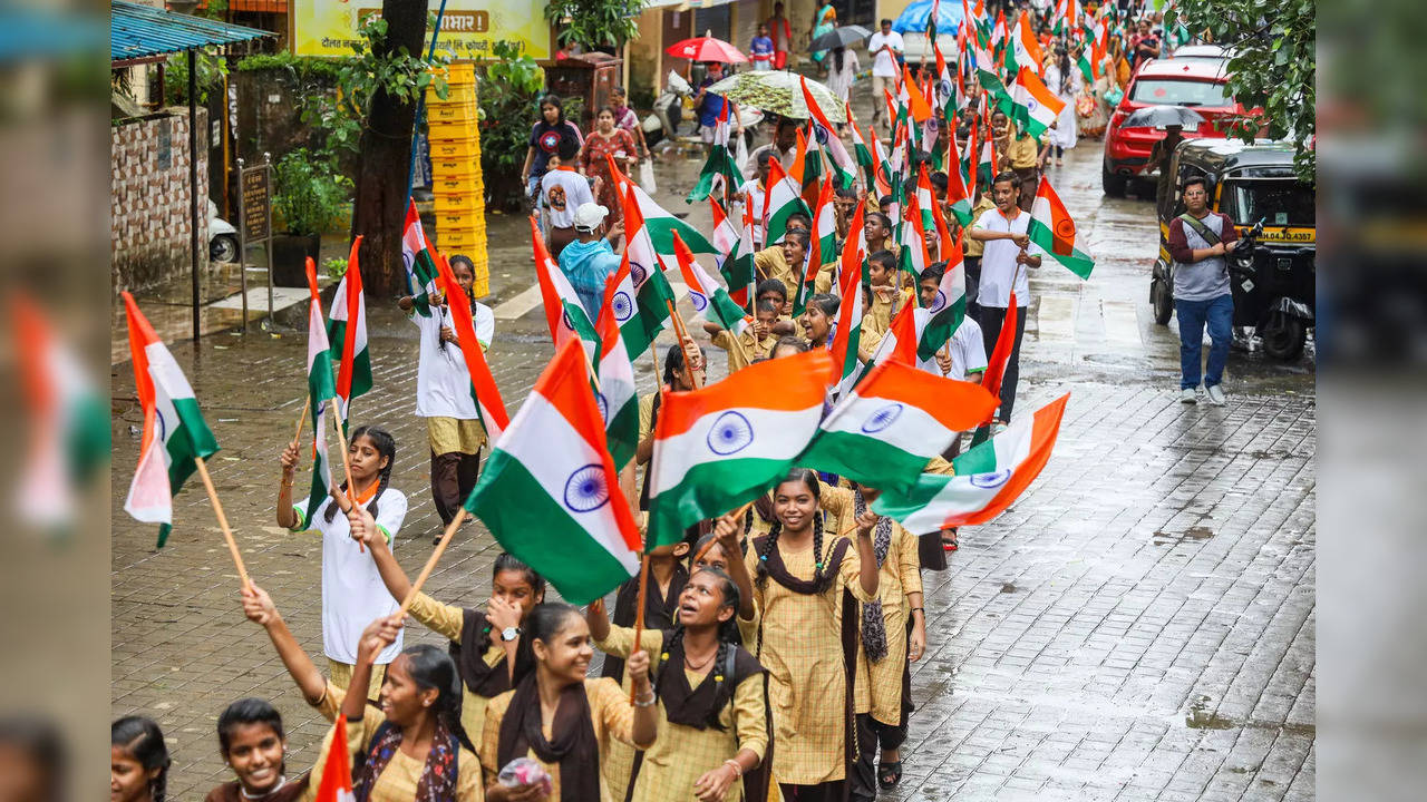 Thane: Students participate in a 'Tiranga Yatra' organised as part of 'Azadi Ka ...