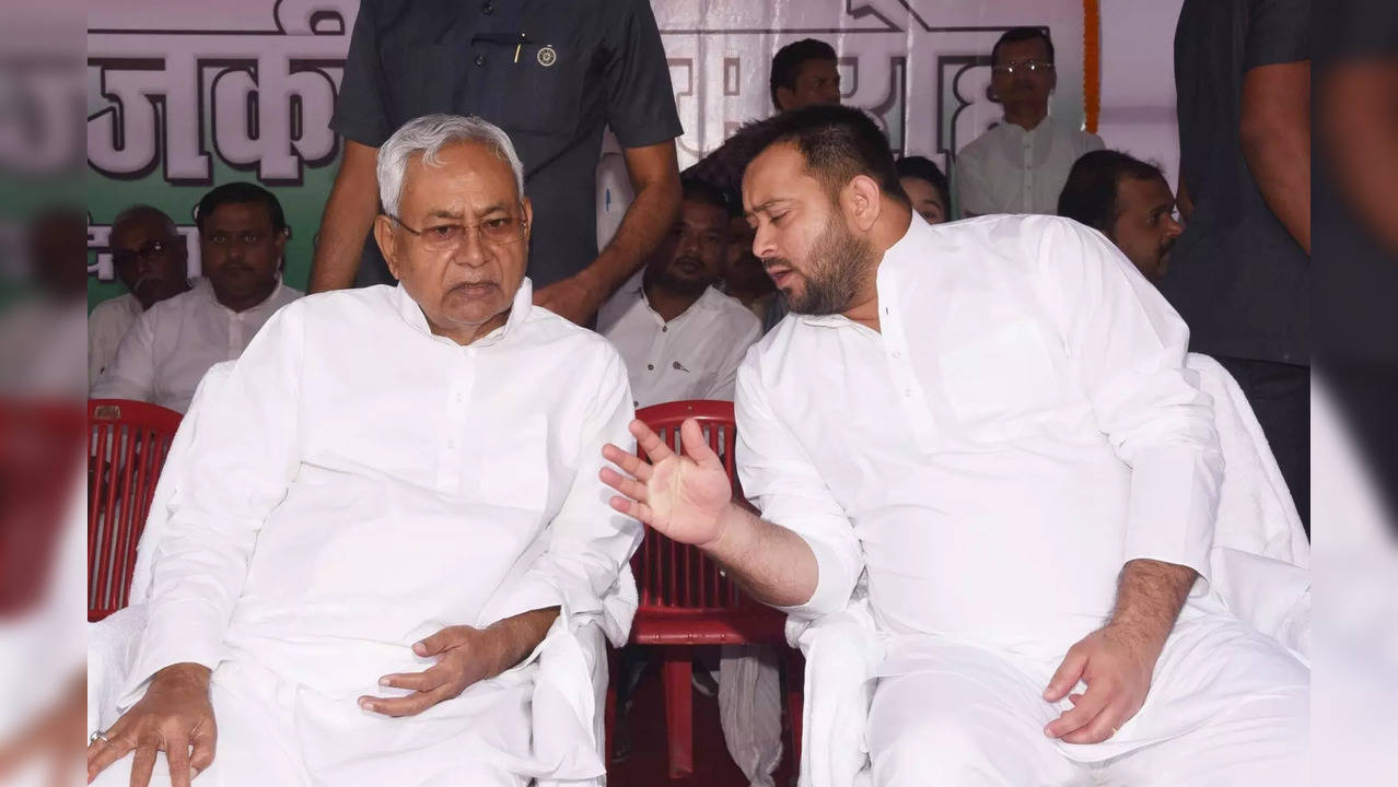 Patna: Bihar Chief Minister Nitish Kumar in a conversation with Deputy CM Tejashwi Yadav to pay tribute to freedom fighters during the martyrs day at Shaheed Smarak , in Patna, Thursday, Aug 11, 2022. (Photo: IANS)