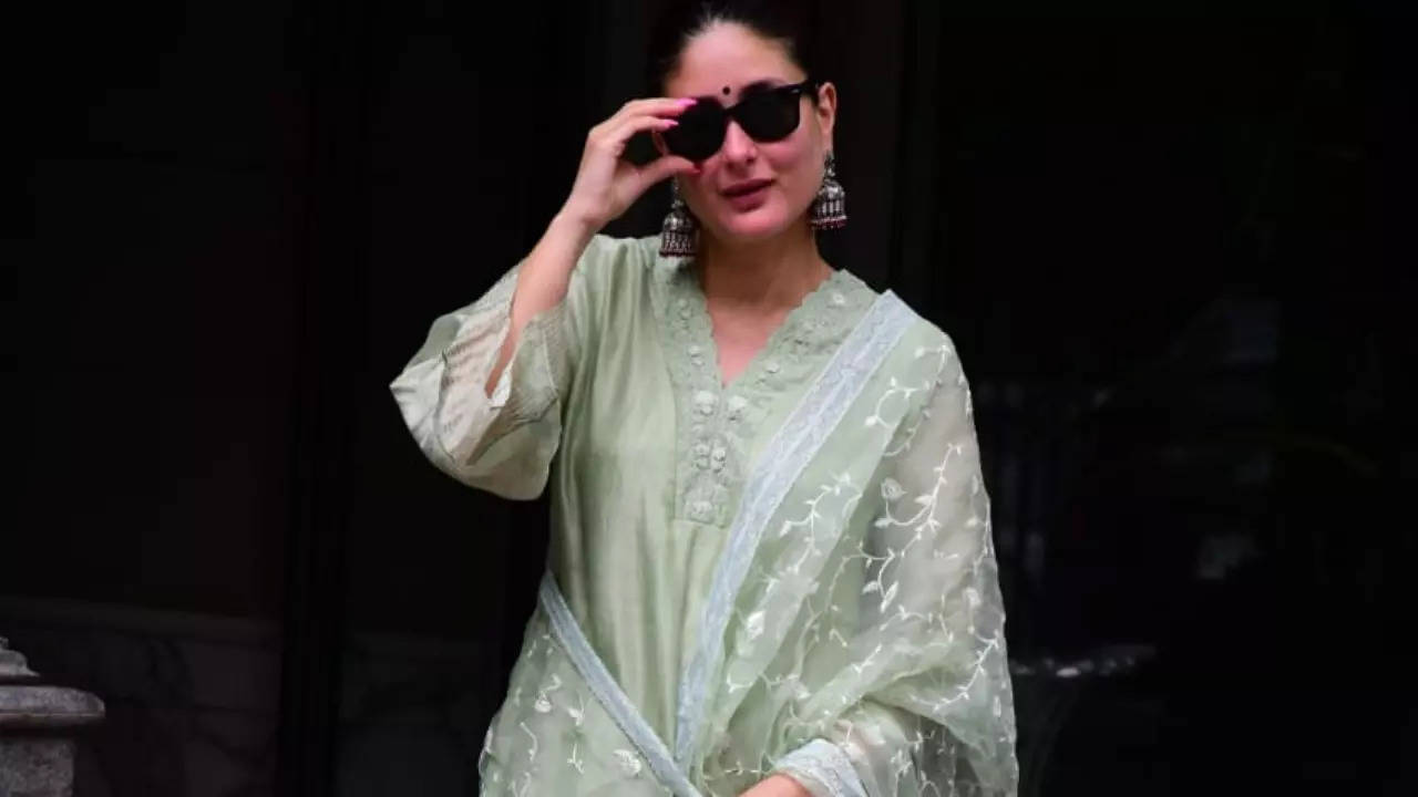 Devnaagri - Kareena Kapoor Khan in turquoise Blue Chanderi Kurta Set