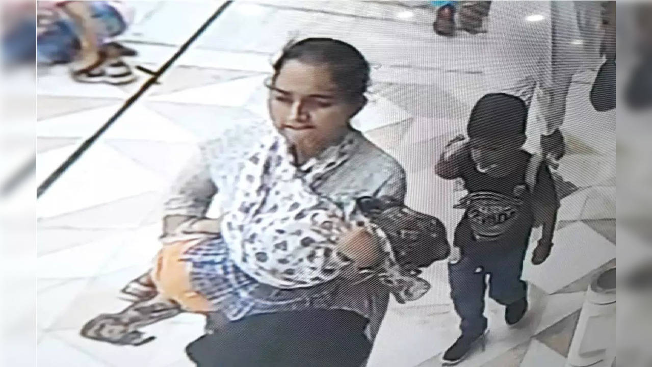 A suspicious woman was seen carrying the 5-year-old girl in the complex. (Pic courtesy: SGPC CCTV camera)