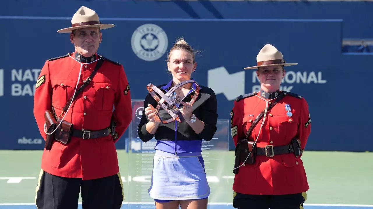 Toronto Masters Halep tophy win NBOtoronto twitter photo