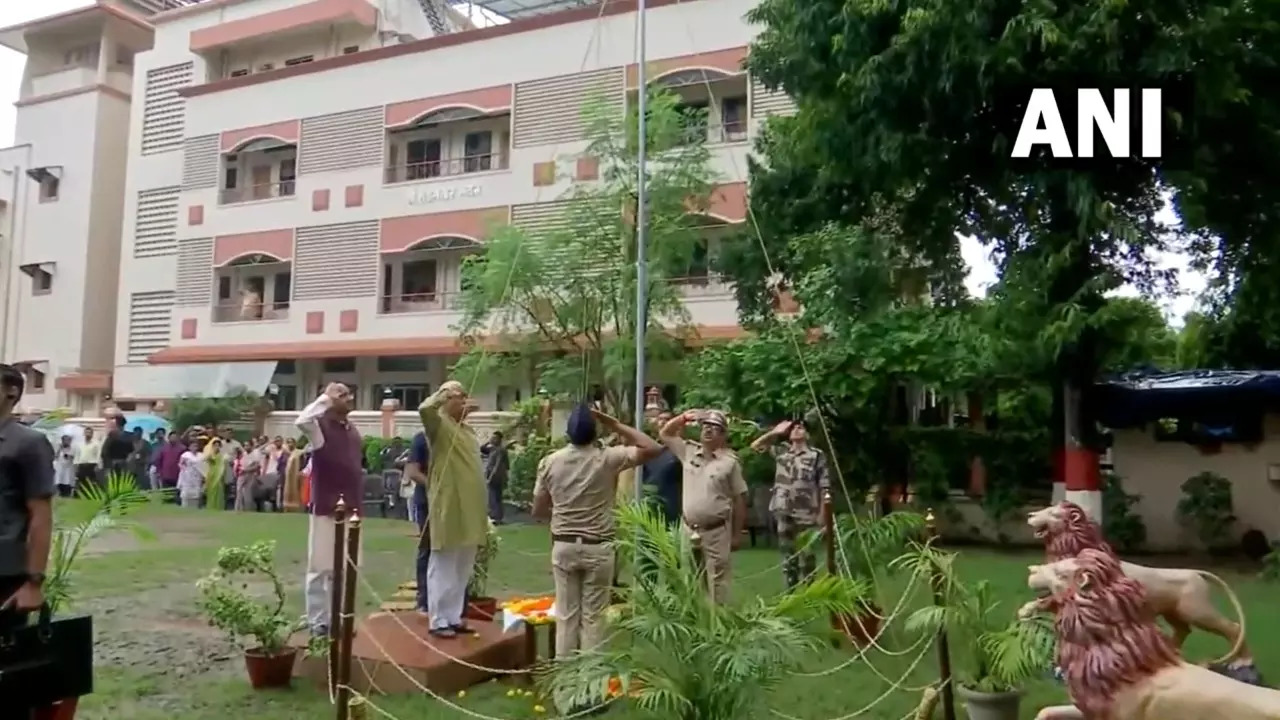 RSS chief Mohan Bhagwat hoists the tricolour at RSS Headquarters in Nagpur