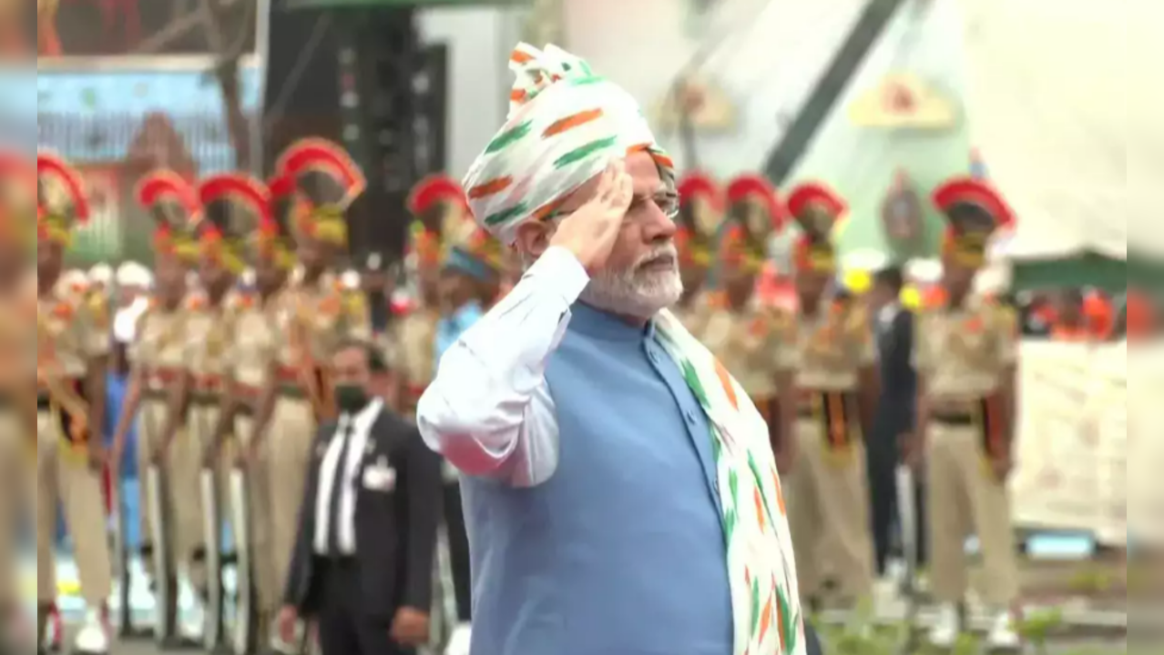 PM Modi sports tricolour turban on Independence Day