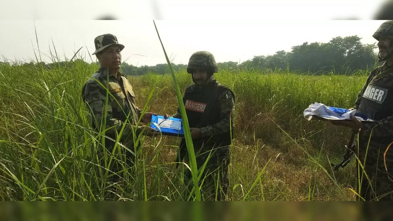 BSF Pakistan Rangers exchange sweets