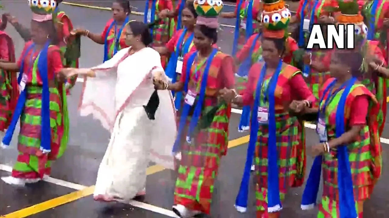 ​West Bengal CM Mamata Banerjee joins folk artists in dance performance